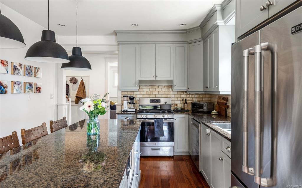 Third View of 590 Simcoe St, Victoria, BC, V8V 1L8