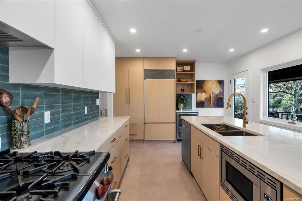 Fifth View of 3198 Woodburn Ave, Oak Bay, BC, V8P 5B7