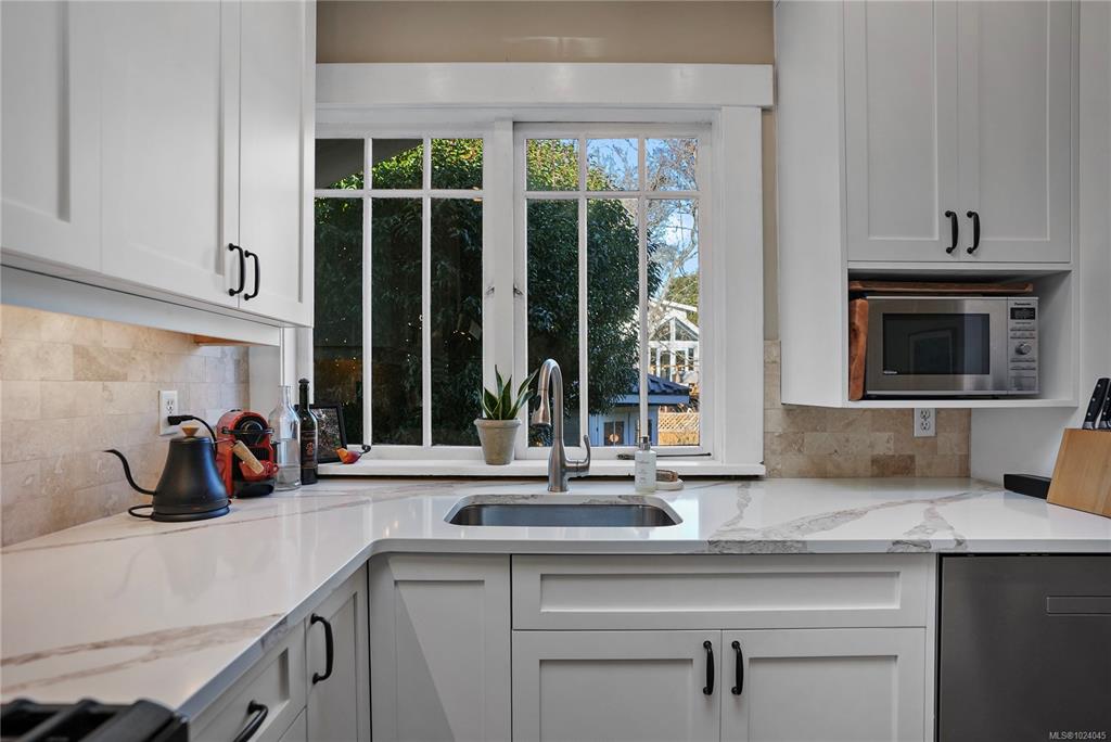 Fifth View of 1316 Carnsew St, Victoria, BC, V8S 1P2