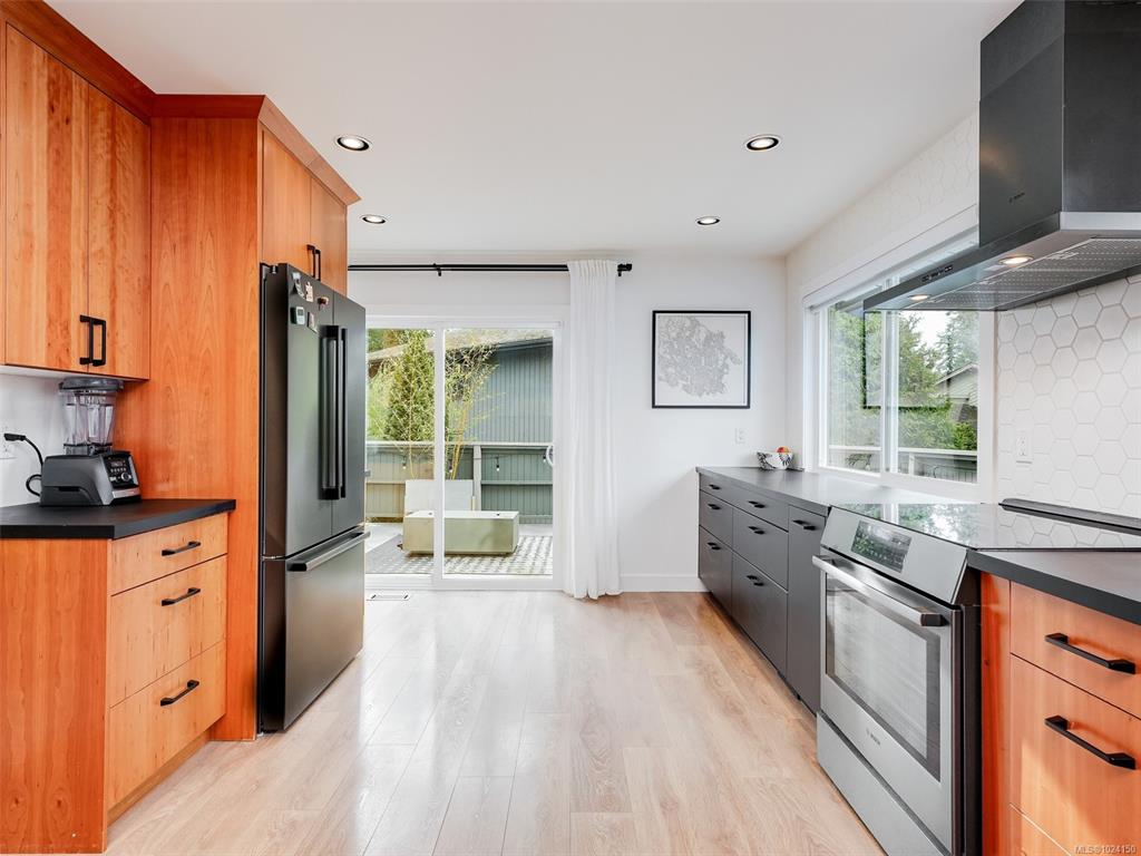 Fifth View of 1091 Baldwin Pl, Saanich, BC, V8X 4G9