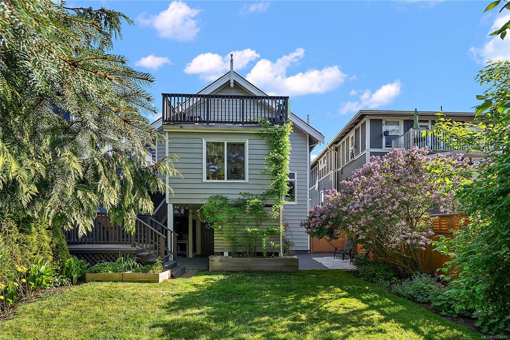 Third View of 329 Simcoe St, Victoria, BC, V8V 1K9