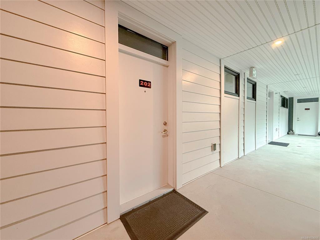 Third View of 684 Island Hwy S, Parq Shore, Campbell River, BC, V9W 1A6