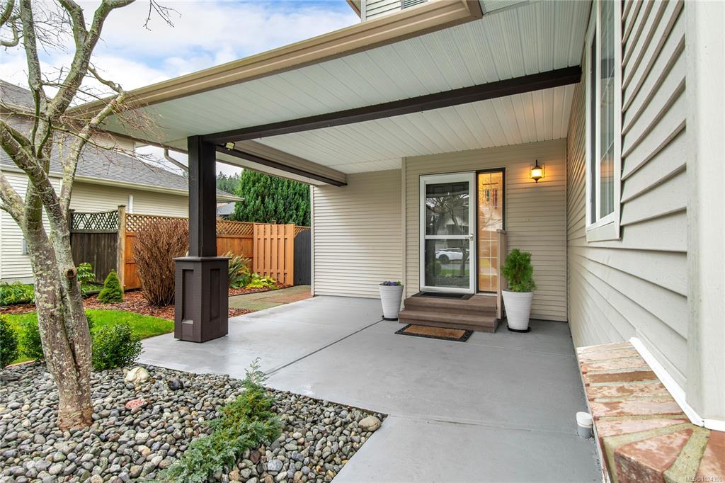 Fifth View of 2010 College Dr, Campbell River, BC, V9H 1T8