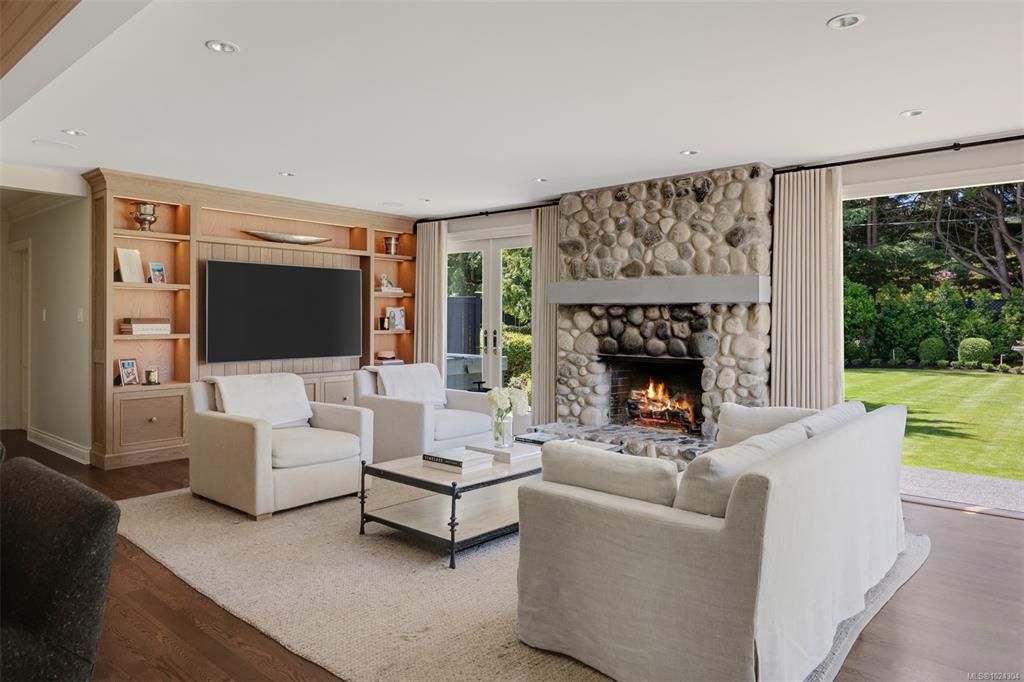 Fifth View of 3270 Beach Dr, Oak Bay, BC, V8R 6M1