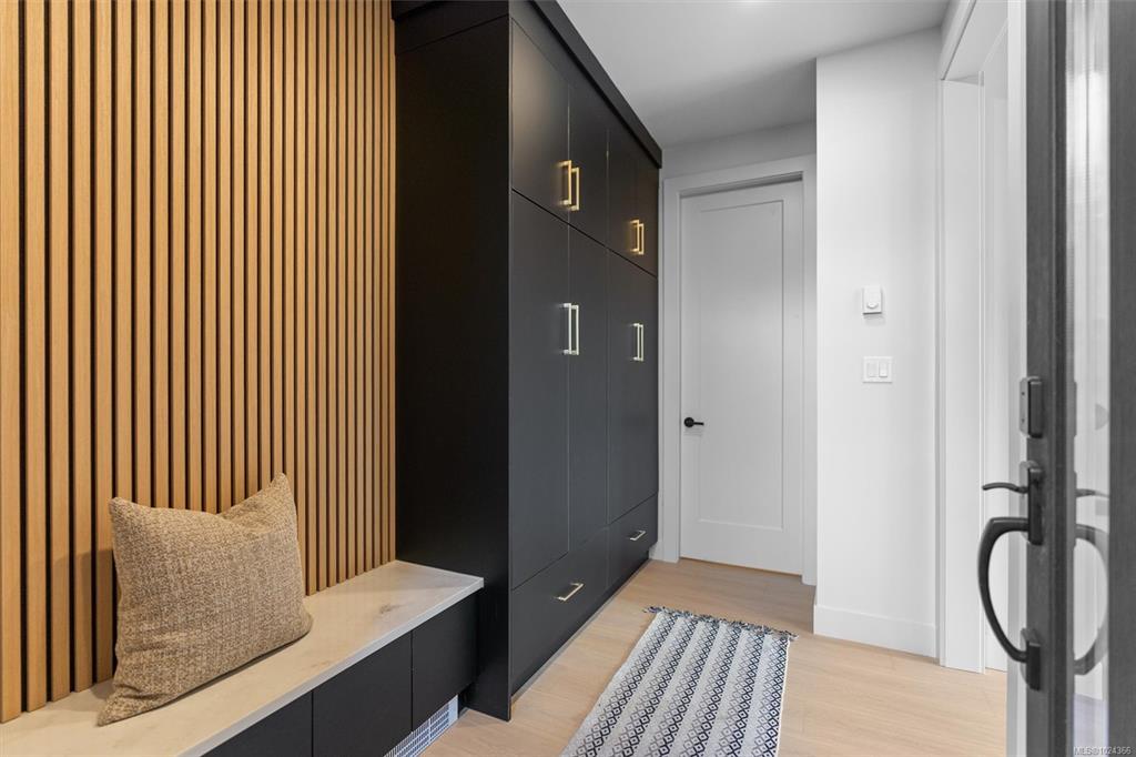 Fourth View of 588 Whiteside St, Saanich, BC, V8Z 1Y6