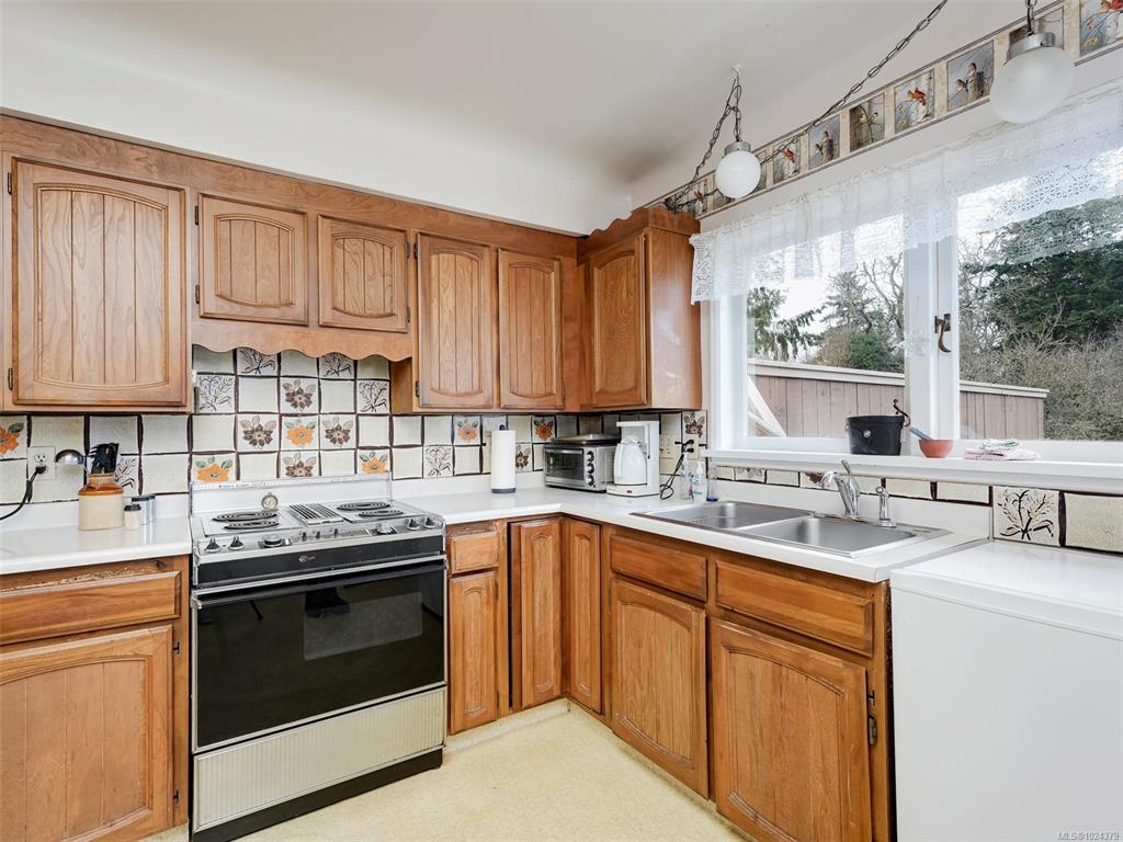 Fourth View of 24 Gorge Rd E, Victoria, BC, V9A 1K8