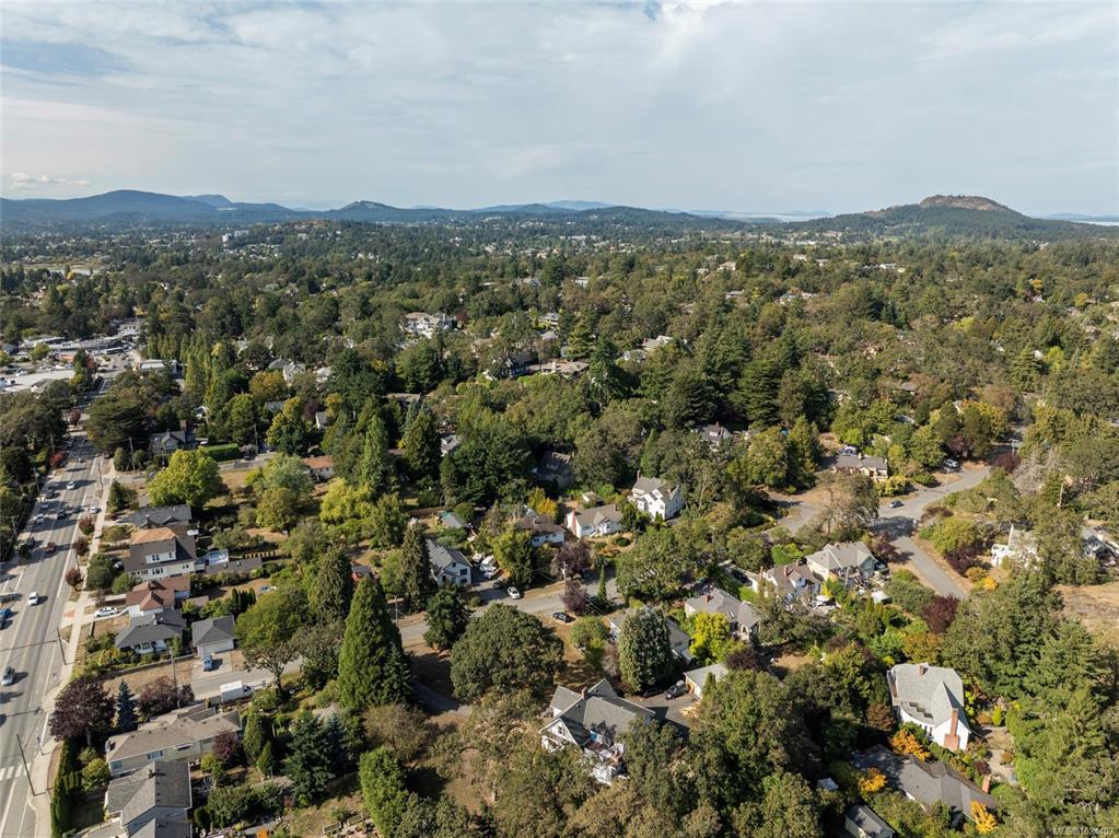 Fifth View of 3353 Salsbury Way, Saanich, BC, V8P 3K4