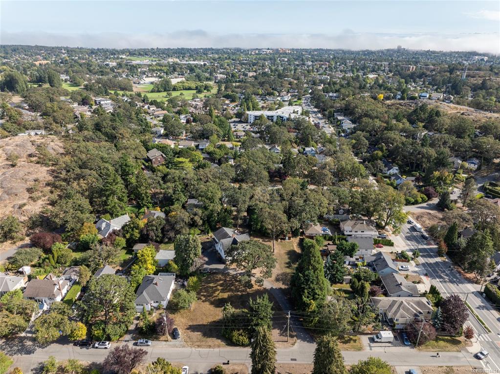 Fifth View of 3353 Salsbury Way, Saanich, BC, V8P 3K4