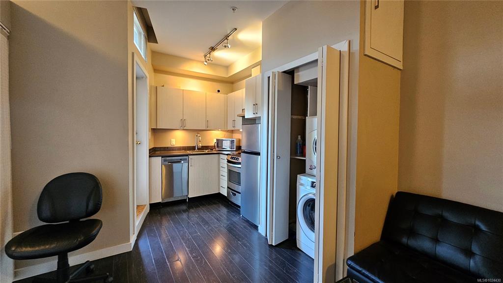 Fourth View of 1121 Fort St, Victoria, BC, V8V 3K9