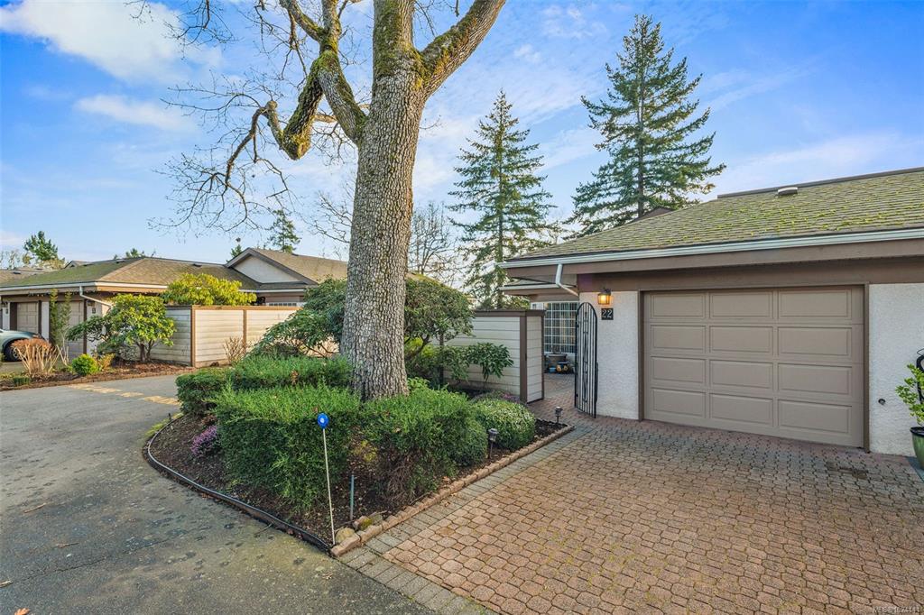 Third View of 901 Kentwood Lane, Saanich, BC, V8Y 2Y6