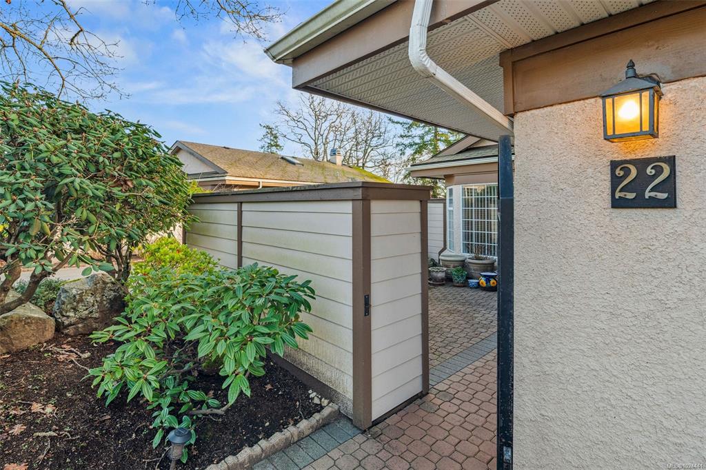 Fourth View of 901 Kentwood Lane, Saanich, BC, V8Y 2Y6