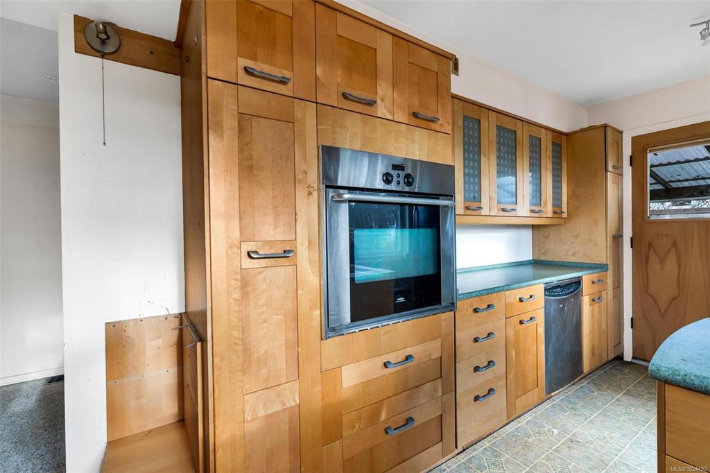 Fifth View of 2227 Edgelow St, Saanich, BC, V8N 1R6