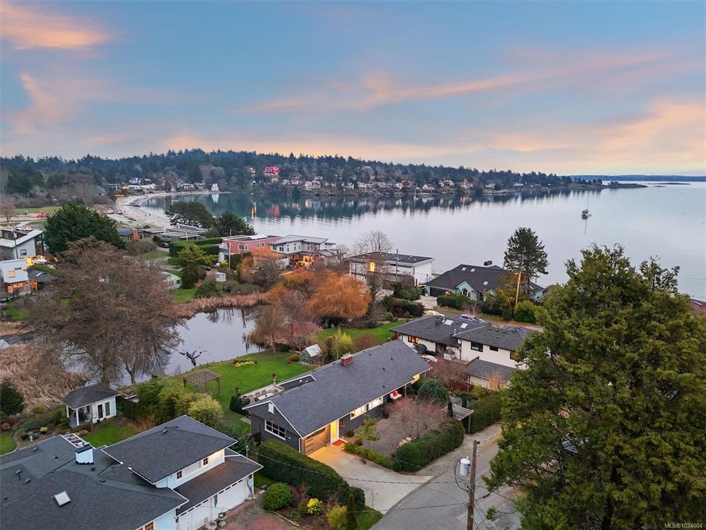 Second View of 3752 Waring Pl, Saanich, BC, V8P 5G1