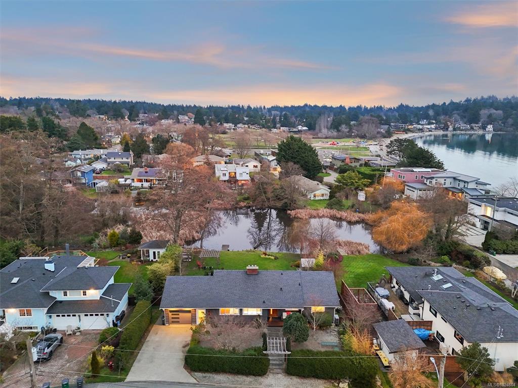 Third View of 3752 Waring Pl, Saanich, BC, V8P 5G1