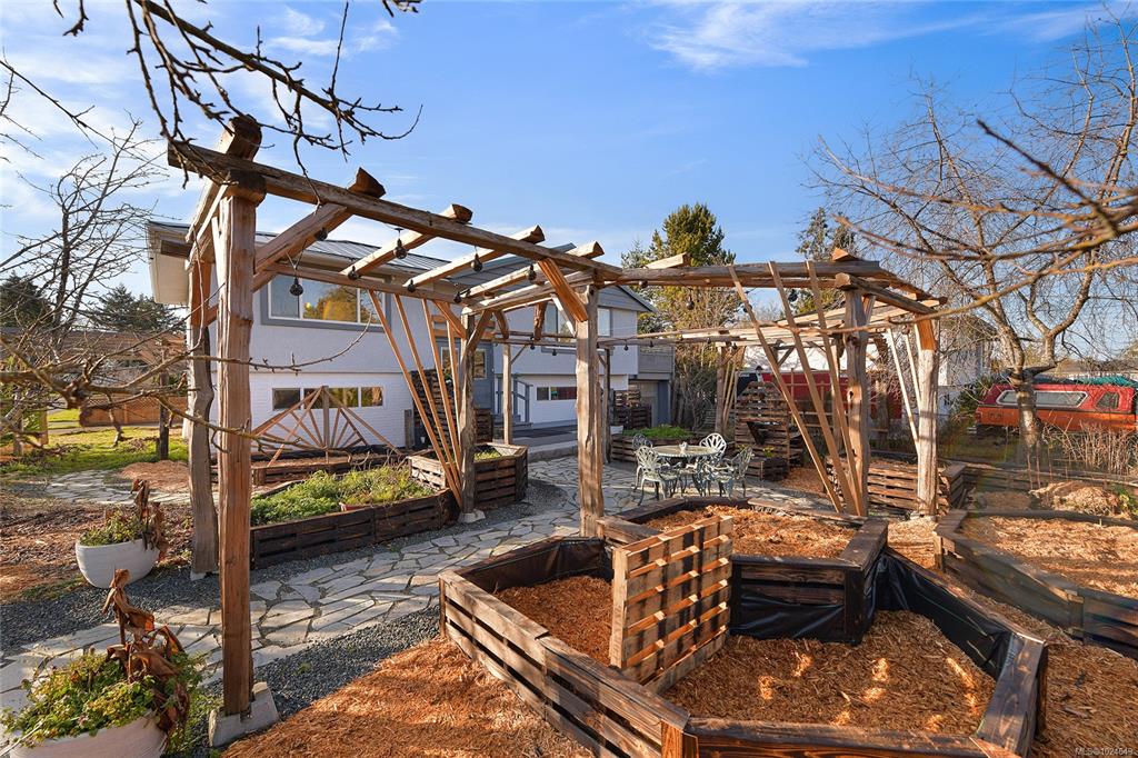 2048 Courser Dr, 1024649, BC,