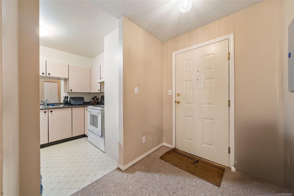 Third View of 3724 Harriet Rd, Saanich, BC, V8Z 3T2