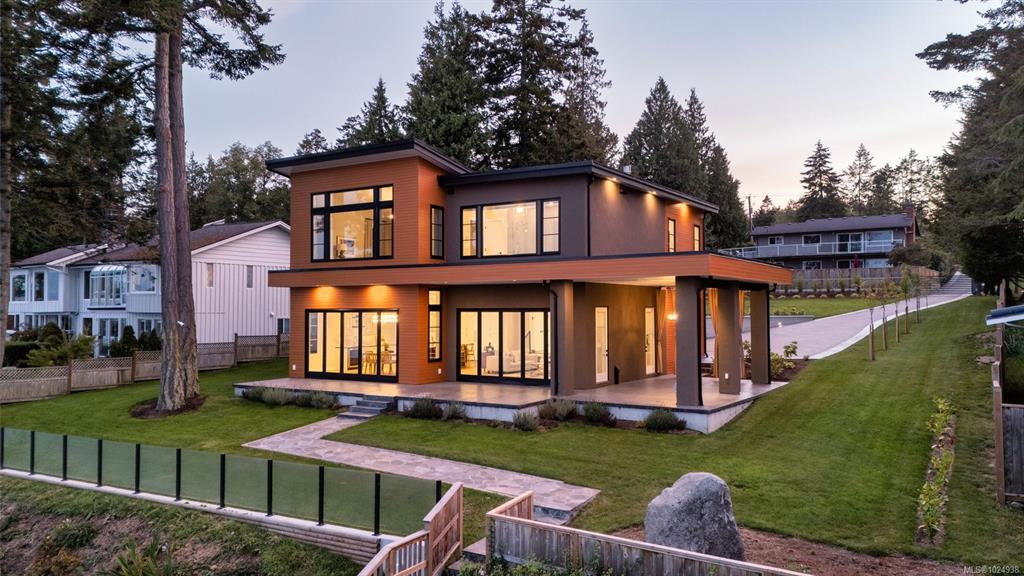 Third View of 8213 Lochside Dr, Central Saanich, BC, V8M 1T9