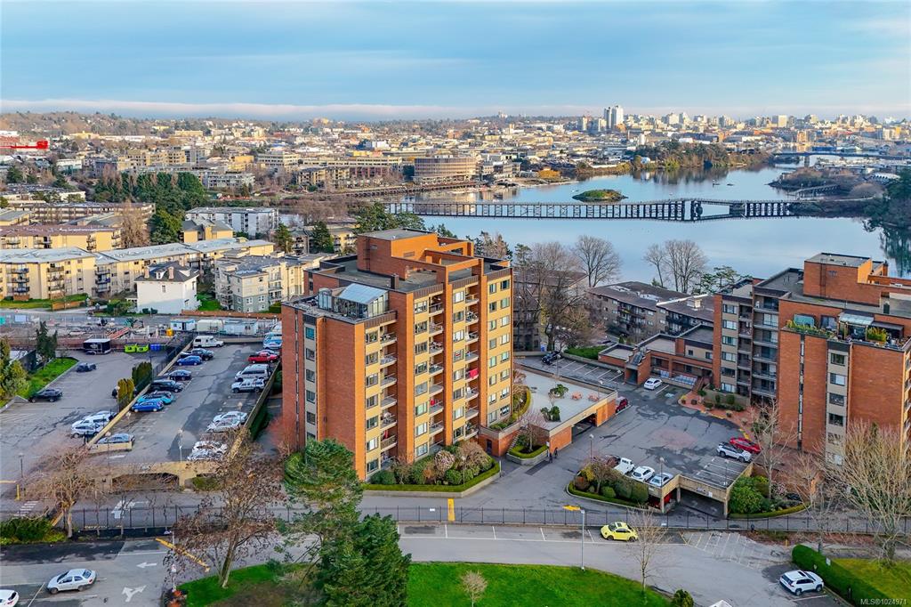 Third View of 103 Gorge Rd E, Treelane Estates, Victoria, BC, V9A 6Z2