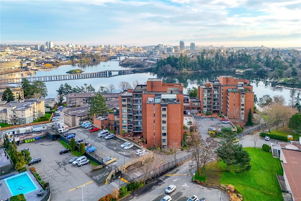 Fourth View of 103 Gorge Rd E, Treelane Estates, Victoria, BC, V9A 6Z2