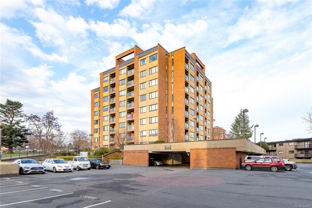 Fifth View of 103 Gorge Rd E, Treelane Estates, Victoria, BC, V9A 6Z2