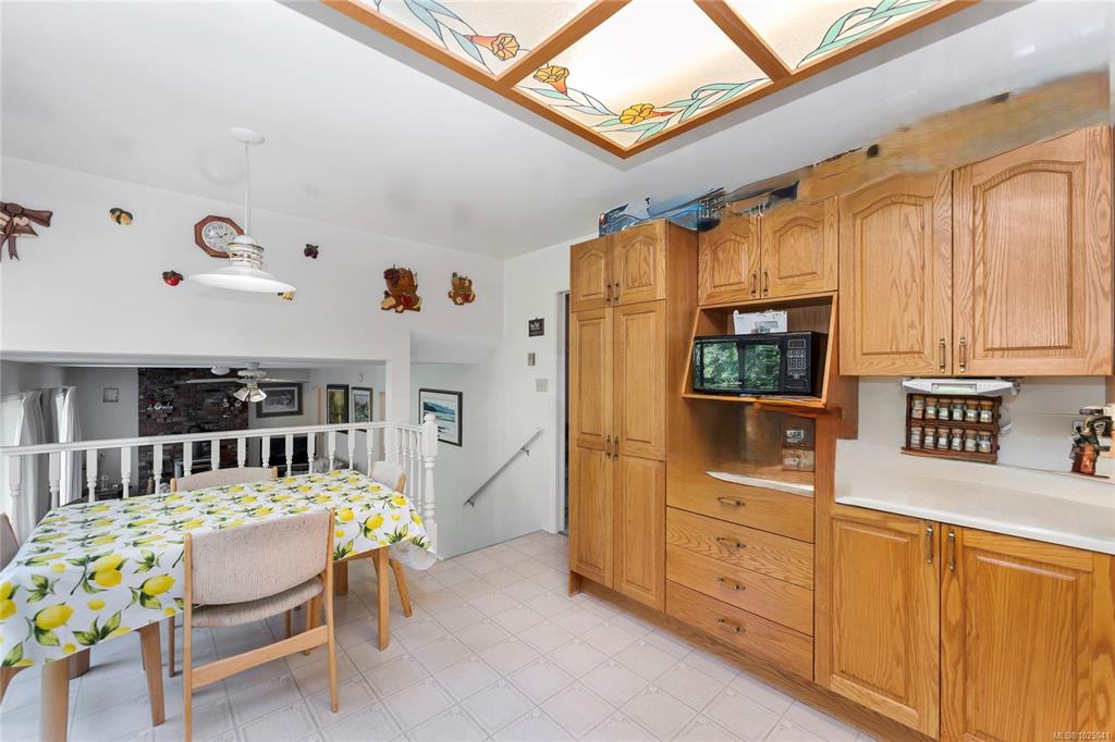 Fourth View of 722 Miller Ave, Saanich, BC, V8Z 3C8