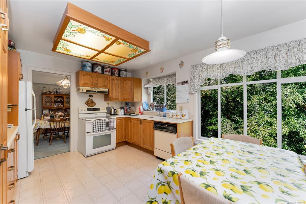 Fifth View of 722 Miller Ave, Saanich, BC, V8Z 3C8