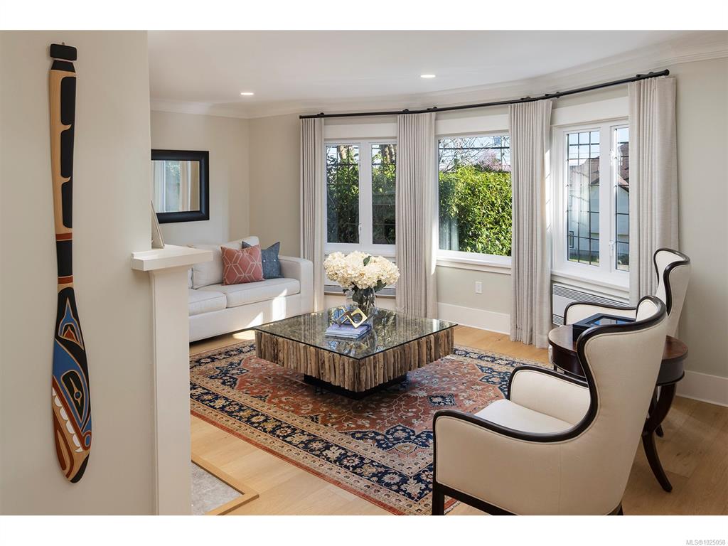 Fifth View of 2350 Nottingham Rd, Oak Bay, BC, V8R 6C1