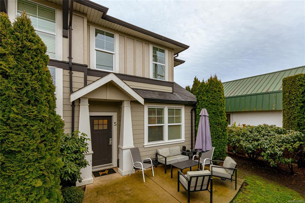 Third View of 3903 Douglas St, Saanich, BC, V8X 5L3