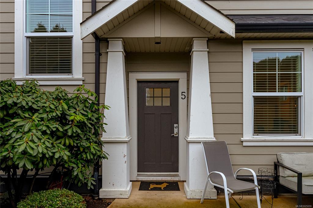 Fourth View of 3903 Douglas St, Saanich, BC, V8X 5L3