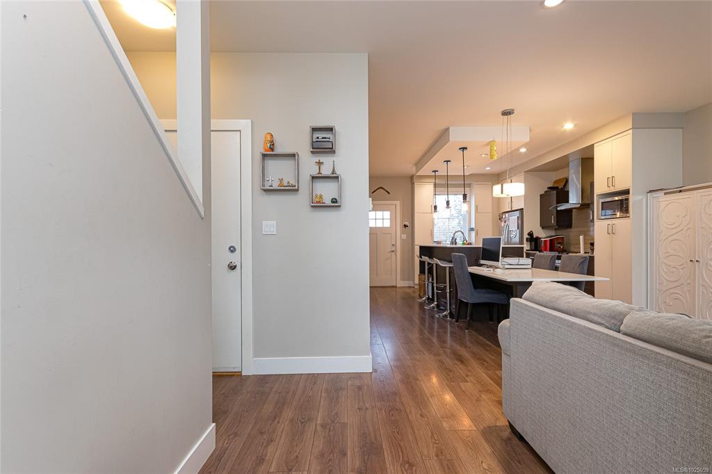 Fifth View of 3903 Douglas St, Saanich, BC, V8X 5L3