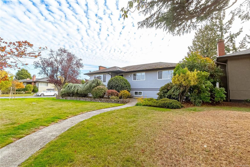 Fourth View of 1723 Taylor St, Saanich, BC, V8R 3E7