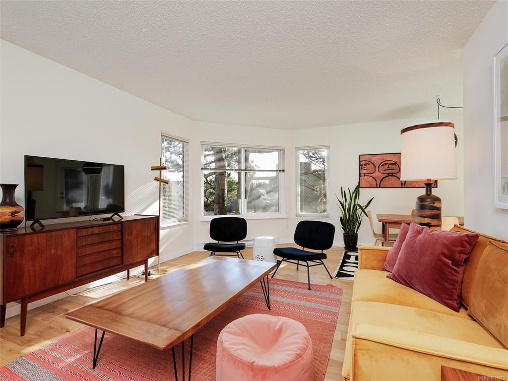 Third View of 1149 Rockland Ave, Chateauneuf, Victoria, BC, V8V 4T5