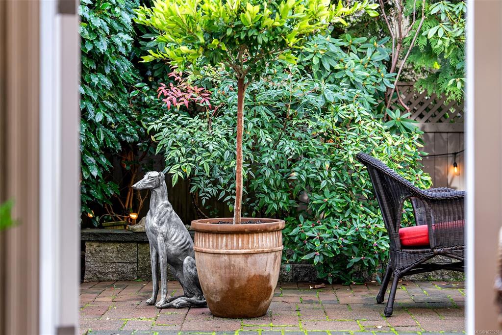 Fourth View of 2585 Sinclair Rd Ne, Glen Undine, Saanich, BC, V8N 1C1