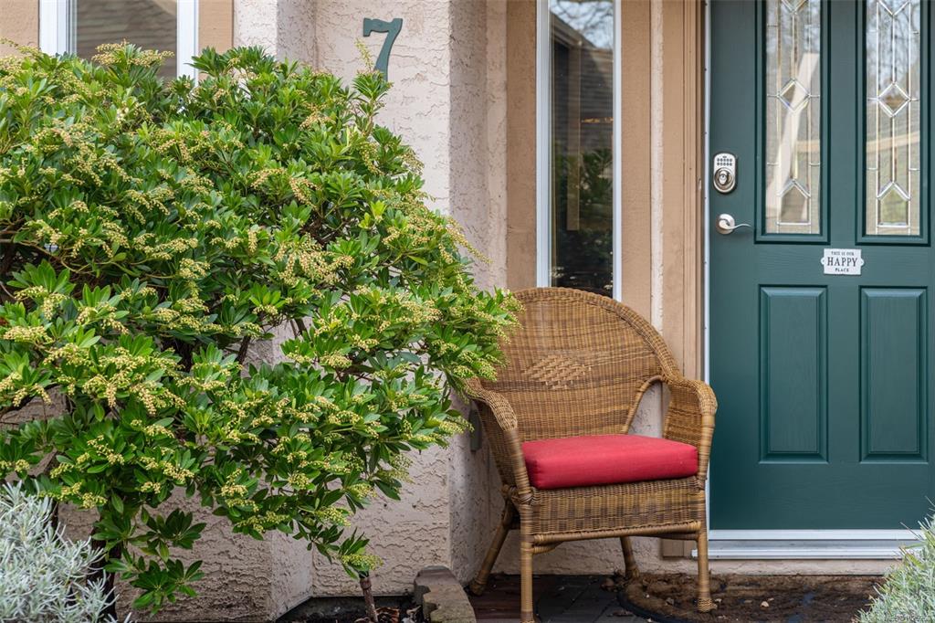 Fifth View of 2585 Sinclair Rd Ne, Glen Undine, Saanich, BC, V8N 1C1