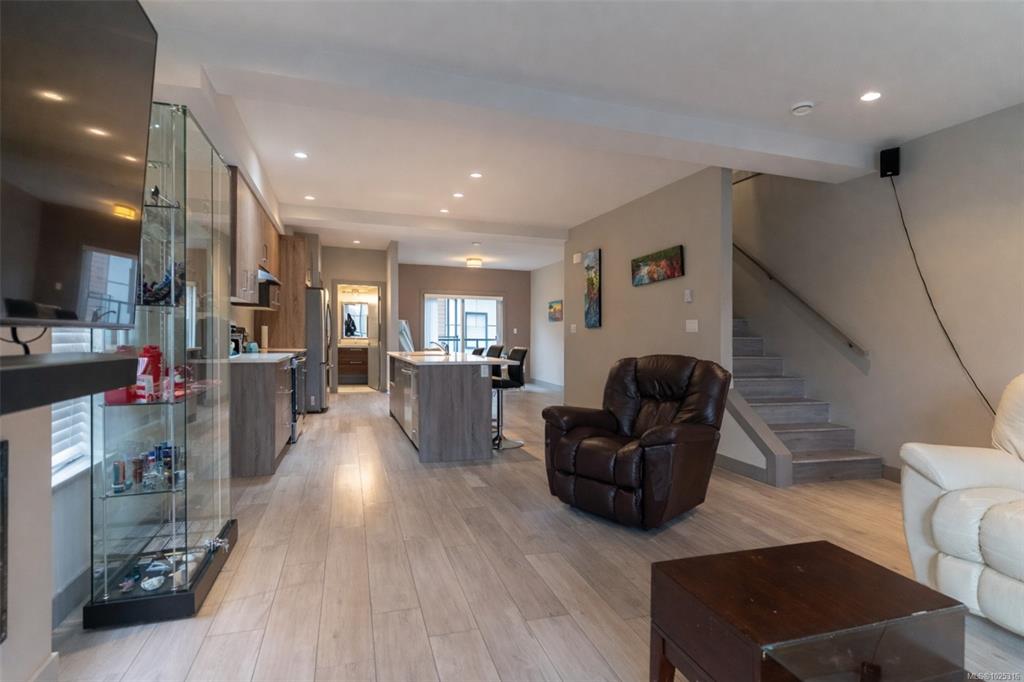 Fifth View of 687 Strandlund Ave, Langford, BC, V9B 3G2