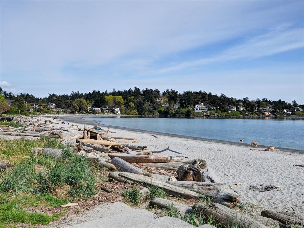 Fifth View of 2345 Cedar Hill Cross Rd, Uplands Estates, Oak Bay, BC, V8P 5H9