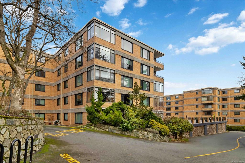 Third View of 2920 Cook St, Spencer Castle, Victoria, BC, V8T 3S7