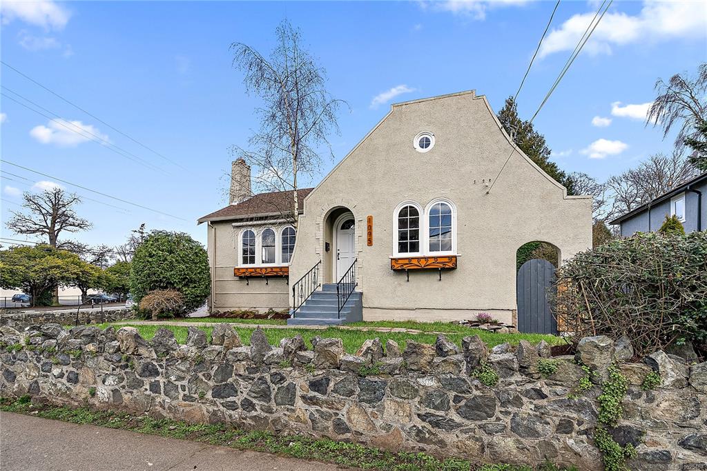 Third View of 1095 Moss St, Victoria, BC, V8V 4P4