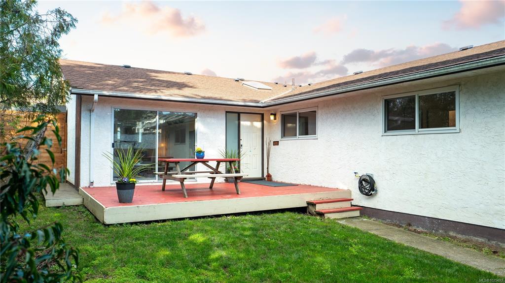 Third View of 3274 Rutledge St, Saanich, BC, V8X 1N7