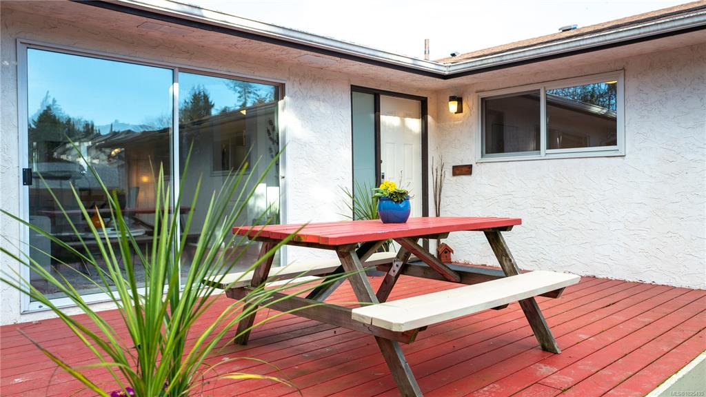 Fourth View of 3274 Rutledge St, Saanich, BC, V8X 1N7