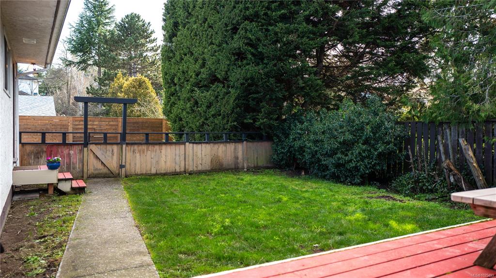 Fifth View of 3274 Rutledge St, Saanich, BC, V8X 1N7