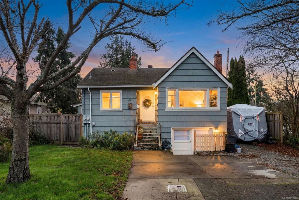 Third View of 1707 Albert Ave, Victoria, BC, V8R 1Y9