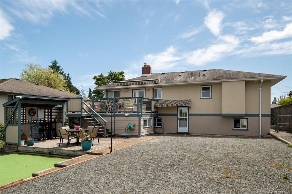 Third View of 582 Baxter Ave, Saanich, BC, V8Z 2G7