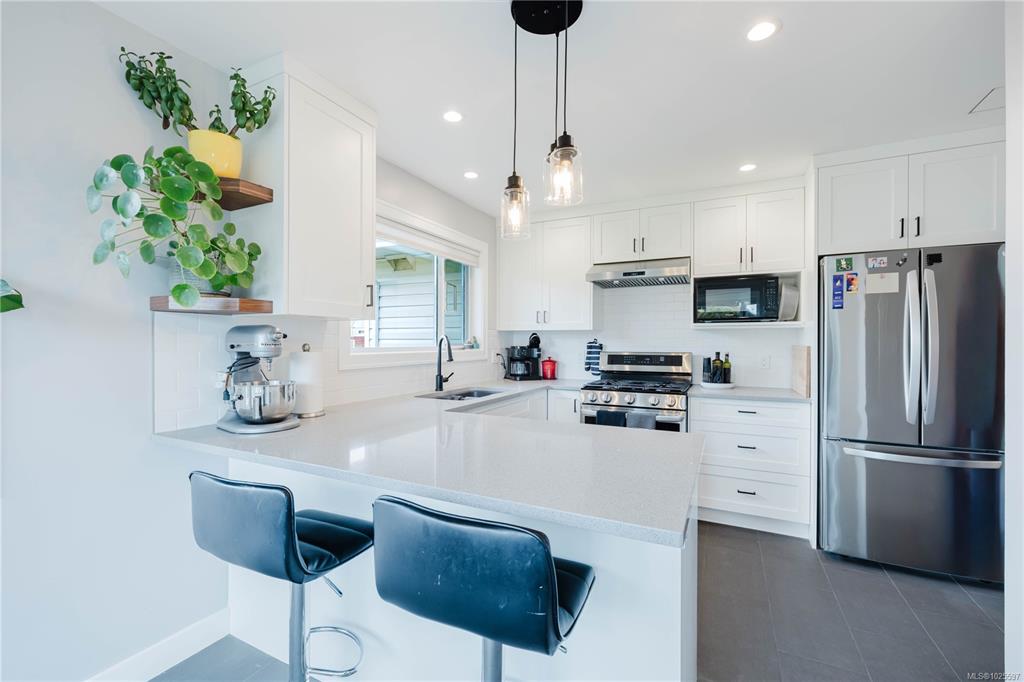 Third View of 10193 Fifth St, Sidney, BC, V8L 5E4