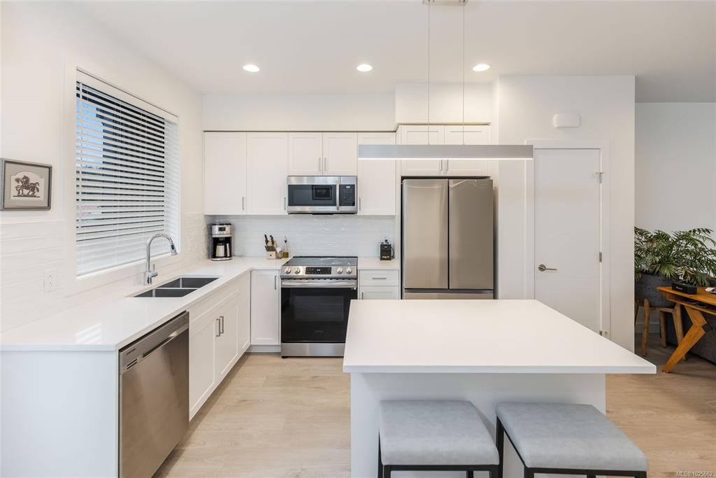 Third View of 545 Jubilee St, Duncan, BC, V9L 1X3