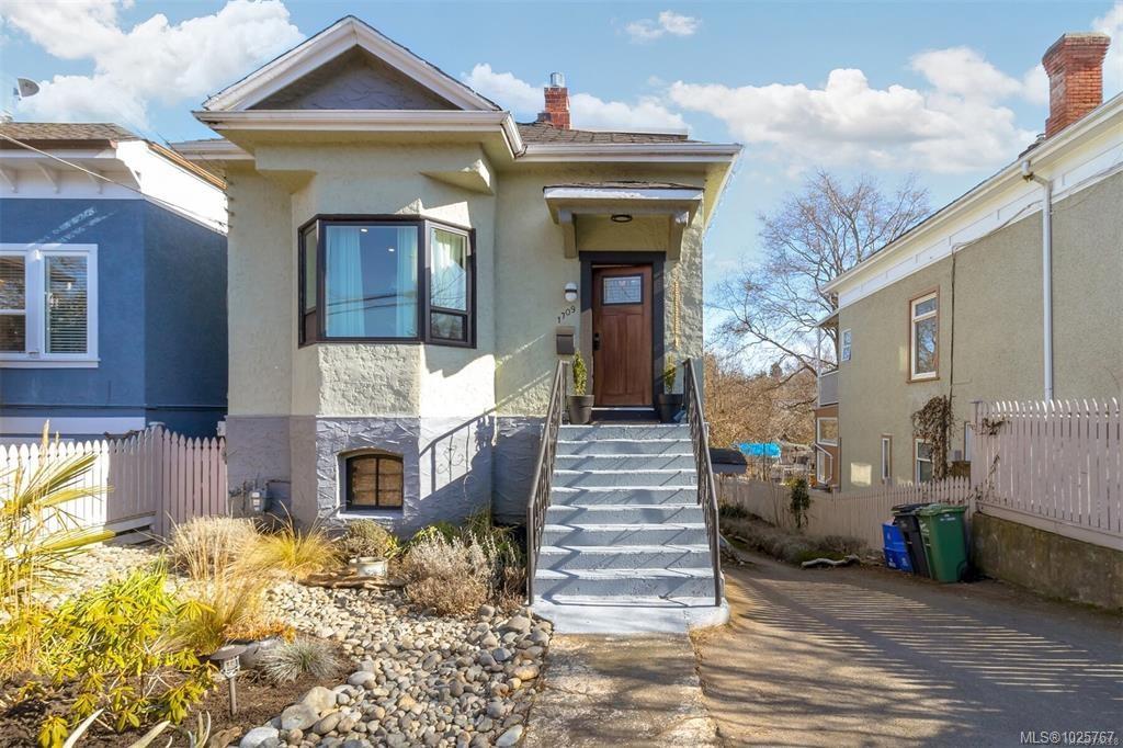 1709 Fernwood Rd, 1025767, BC,