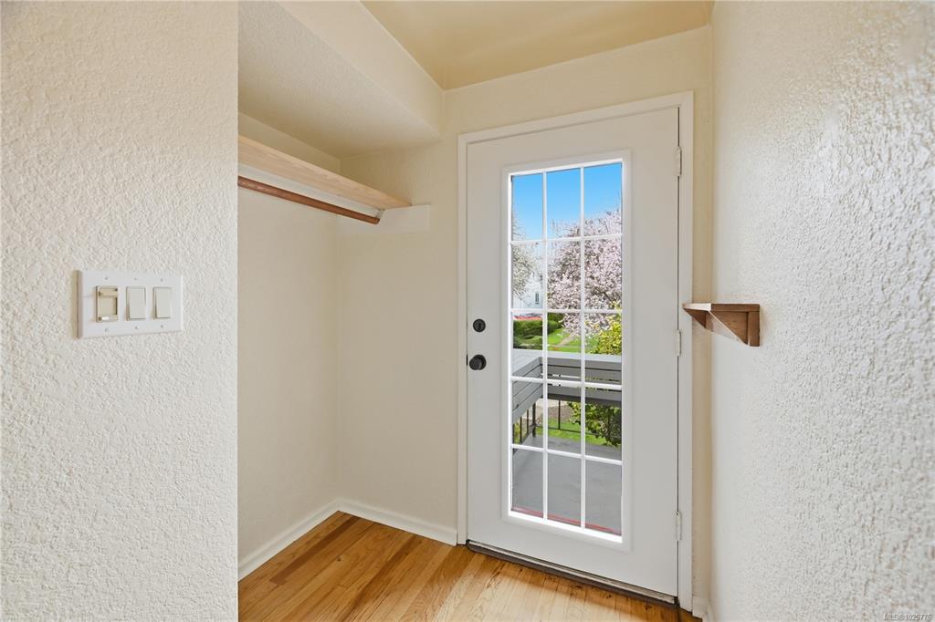 Fifth View of 2535 Prior St, Victoria, BC, V8T 3X5