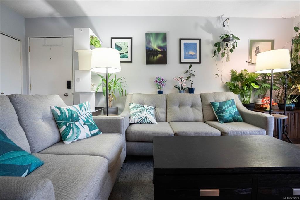 Fourth View of 352 Burnside Rd W, Saanich, BC, V8Z 1M1