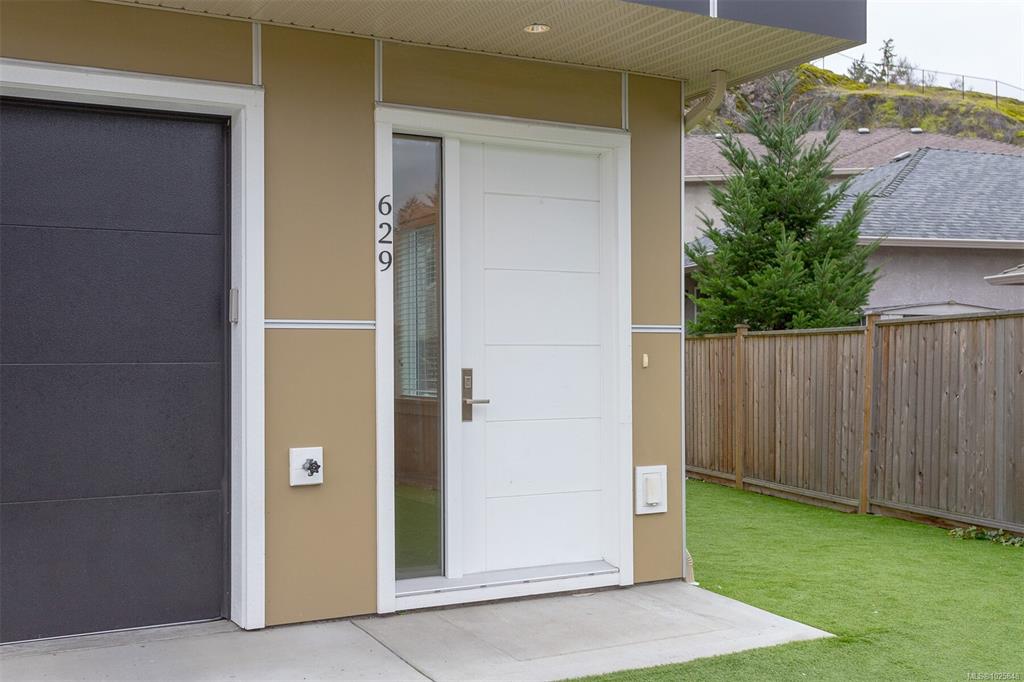 Fifth View of 629 Selwyn Close, Langford, BC, V9B 6M1