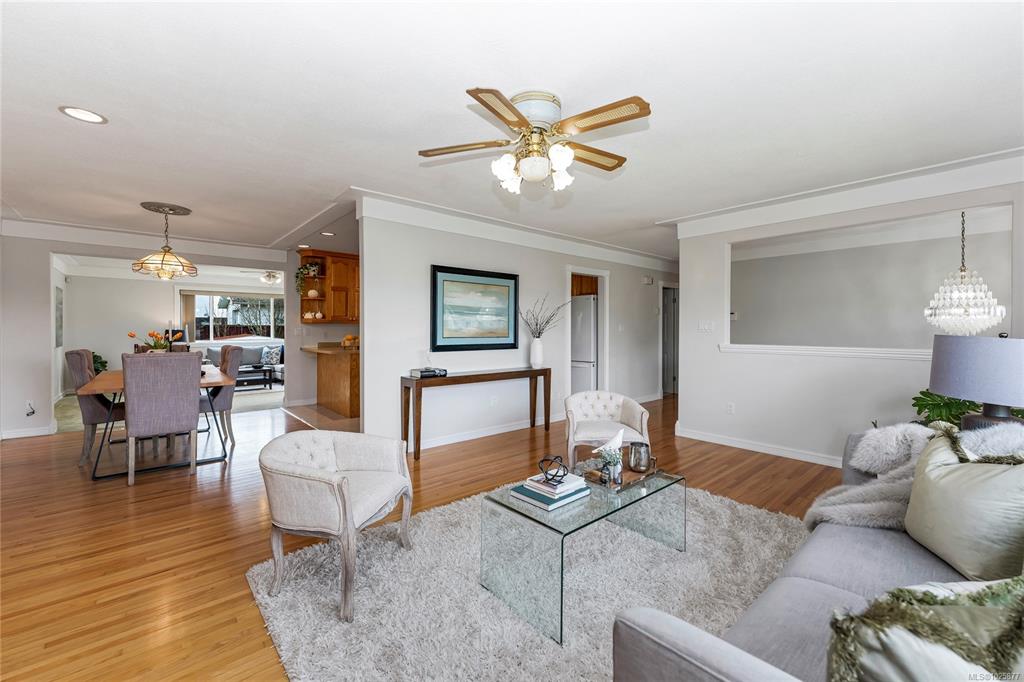 Fifth View of 4325 Dieppe Rd, Saanich, BC, V8X 2N4